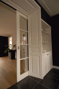 Room-en-suite met kasten.