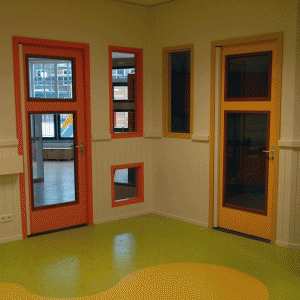 HPL-deuren in een basischool.