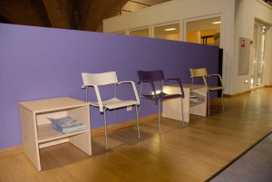 Tijdschriftentafeltjes voor in een fysiotherapiepraktijk.