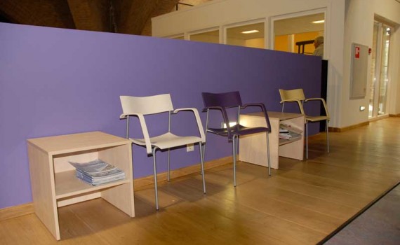 Tijdschriftentafeltjes voor in een fysiotherapiepraktijk.