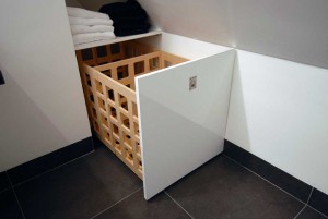 Wasmand verwerkt in een ladekastje.