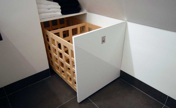 Wasmand verwerkt in een ladekastje.