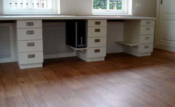 Werkblad met diverse ladenkasten eronder.