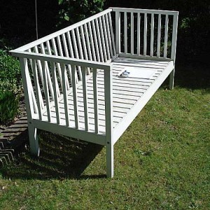 Tuinbank nagemaakt naar antiek model.