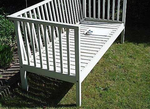 Tuinbank nagemaakt naar antiek model.