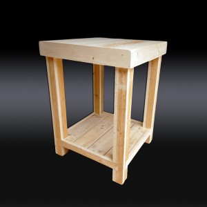 Hoge tafel van naaldhout