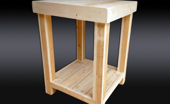Hoge tafel van naaldhout