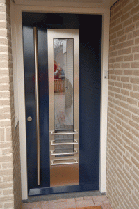 Moderne voordeur met RVS verwerking.