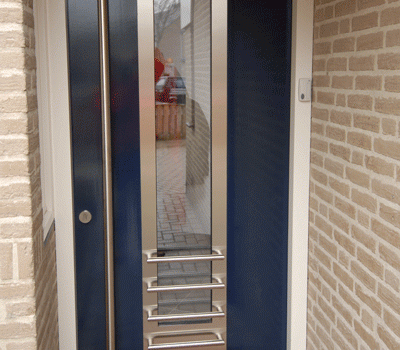 Moderne voordeur met RVS verwerking.