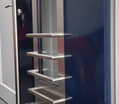 Moderne voordeur naar eigen ontwerp.