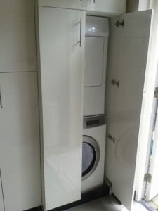 Hoogglans kastenwand in de bijkeuken.