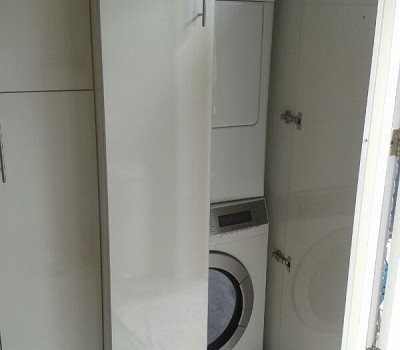 Hoogglans kastenwand in de bijkeuken.