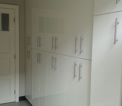 Hoogglans kastenwand.