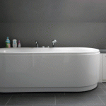 Hier is de badkuip geïntegreerd in het meubel.