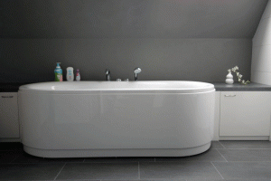 Hier is de badkuip geïntegreerd in het meubel.