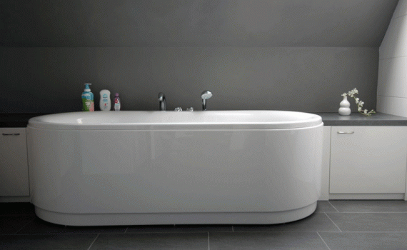 Hier is de badkuip geïntegreerd in het meubel.