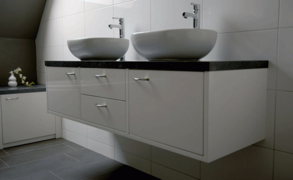 Wastafelmeubel passend bij het meubel om de badkuip.