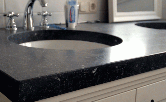 Close-up van het hardstenen blad met wasbak.