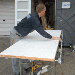 De deur wordt op de schaafmal gelegd.