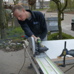 Eerst wordt de deur op lengte gezaagd.