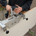 Met behulp van de mal die voor het gekozen slot geschikt is, wordt het slotgat gefreesd.