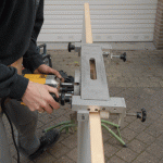 De zijboringen voor de kruk, vrij en bezetslot of cilinderslot worden gemaakt.