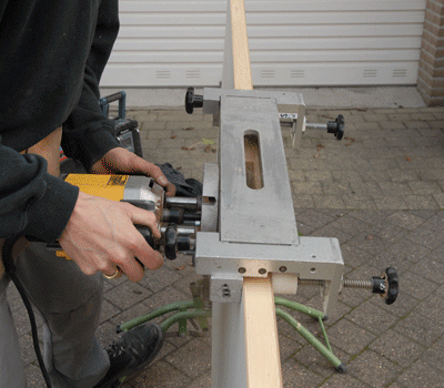 De zijboringen voor de kruk, vrij en bezetslot of cilinderslot worden gemaakt.