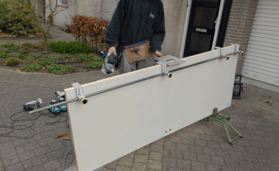 Met de scharniermal wordt de plaats van de scharnieren of paumelles bepaald.