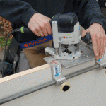 Dan worden de uitsparingen voor de scharnieren of paumelles gefreesd.