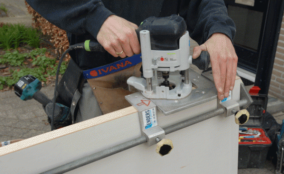 Dan worden de uitsparingen voor de scharnieren of paumelles gefreesd.