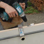 Het ene gedeelte van (in dit geval) de paumelle wordt gemonteerd op de deur