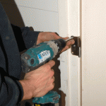 De andere helft van de paumelle wordt in het kozijn gemonteerd.