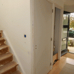 En de deur kan ingehangen worden.