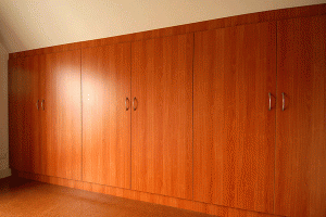 Kastenwand met deuren.