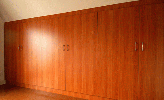 Kastenwand met deuren in hoogglans.