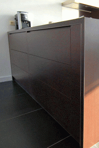 Moderne keuken met grote lades.