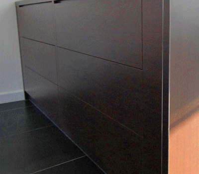 Moderne keuken met grote lades.