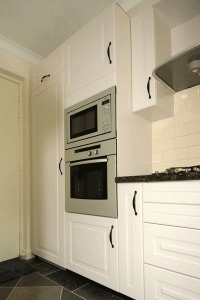 Landelijke keuken met paneeldeuren.