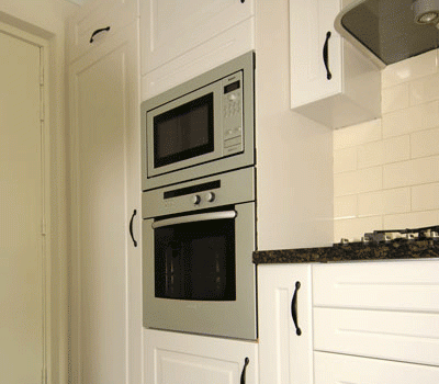 Landelijke keuken met paneeldeuren.