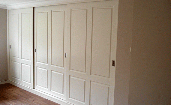Kastenwand met schuifdeuren.