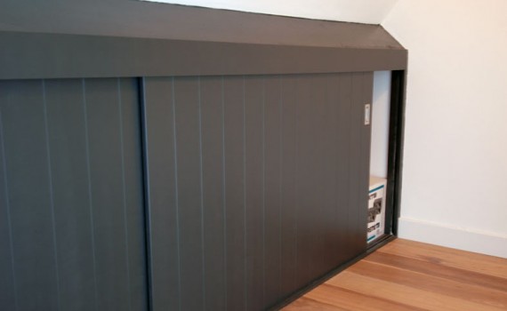 Kastenwand onder schuindak.