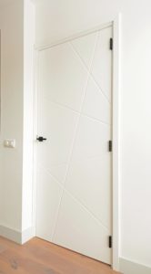 Door de klant ontworpen deur met een in gefreesd design.