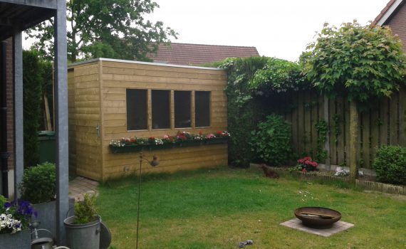 Tuinhuis van de voorzijde.